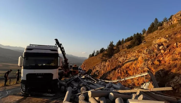 Kahramanmaraş-Kayseri kara yolu kumaş yüklü tırın devrilmesi sonucu ulaşıma kapandı