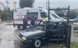 Bolu’da Otomobil Spor Salonuna Çarptı: Baba ve Kızı Yaralandı